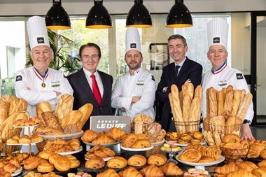 Clan d'Oeil - Le Duff Group founder and CEO Louis Le Duff (second left) and Bridor CEO Philippe Morin (second right) stand with chefs