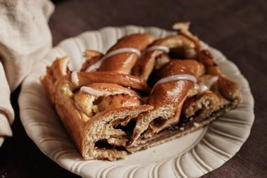 Ole & Steen - Cinnamon Social Slice - 2100x1400