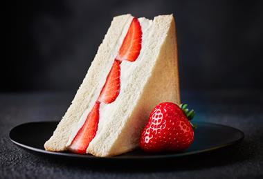 M&S - Strawberry & Creme Sandwich - 2100x1400