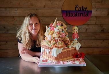 The Cake Illusionist's Hannah Edward-Singh with her picnic themed cake