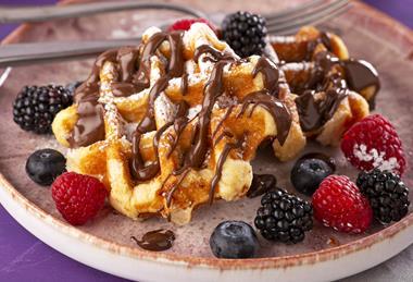 Waffle with fresh berries and KitKat sauce - Nestlé Professional 2100x1400