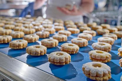 Sandwich biscuits on a manufacturing line