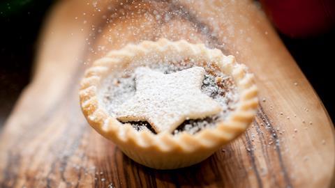 Mince pie dusting GettyImages-183045337