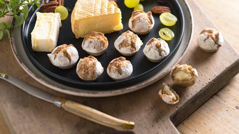 Tipiak - Mini French bread rolls on a cheese board - 3200x1800