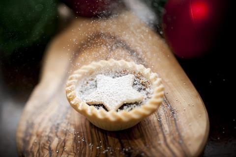 Mince pie dusting GettyImages-183045337
