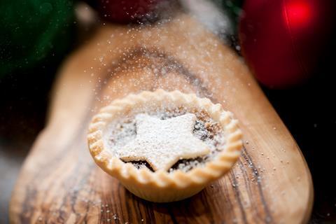 Mince pie dusting GettyImages-183045337