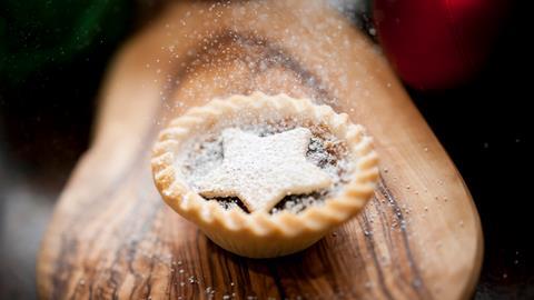 Mince pie dusting GettyImages-183045337