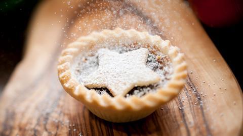 Mince pie dusting GettyImages-183045337