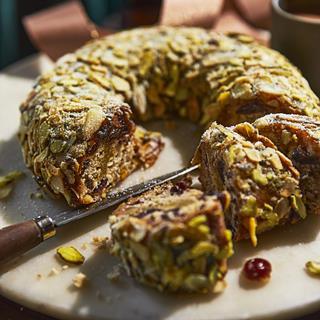 PISTACHIO-CHERRY-STOLLEN-WREATH_A_HIRES