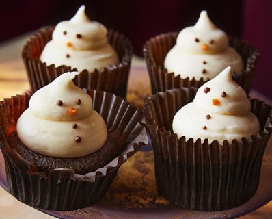 Waitrose Christmas 2024 range - 4 Sweet Snowman Cupcakes -1743x1400