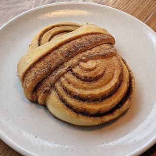 Gwyn’s Bakery cinammon bun