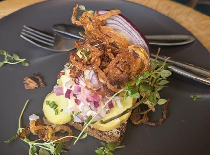 Smorrebrod with potatoes and crispy onions