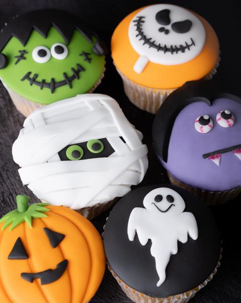 Cupcakes made with fondant icing in classic Halloween colours -  Renshaw by Bakels  720x904