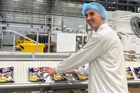 Brioche Pasquier UK - Production quality assistant technician Cyril Audoin checks packaged products - 2100x1400