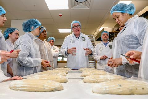 Jones Village-bakker Paul Andrew instrueert bezoekers in de fijnere kunst van het bakken.