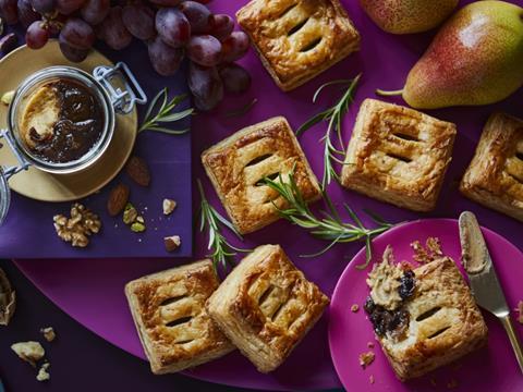 Square mince pies with puff pastry, grapes and pears