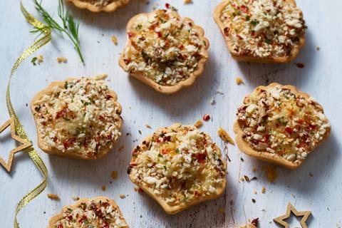 Pastry shells with breadcrumbs and scallops