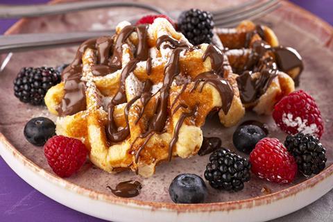 Waffle with fresh berries and KitKat sauce - Nestlé Professional 2100x1400