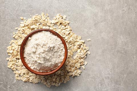 Oats and oat flour in bowl