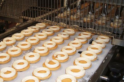 EPP - Cakes topped using Dojatec machinery - 2100x1400