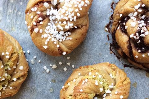 Dark chocolate pastry knots from Frå.kost