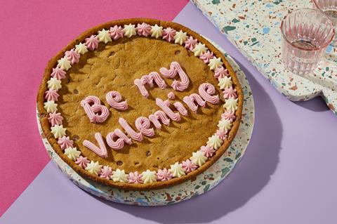 A giant cookie that says 'Be my Valentine' on it in frosting
