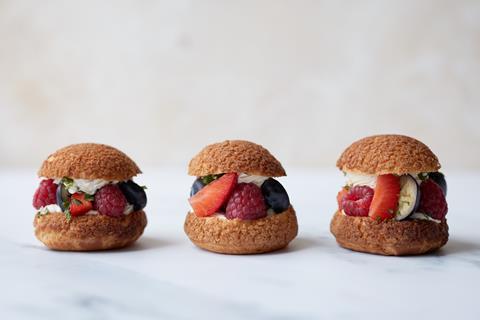 Choux buns with maple syrup, mint and berries in