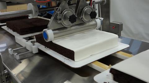 Unifiller Top Blanket sheet icing applicator in action