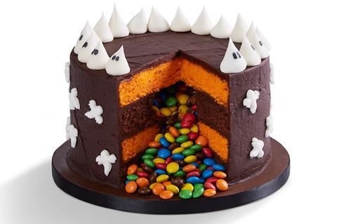 Halloween ghosts cake 2023 sliced