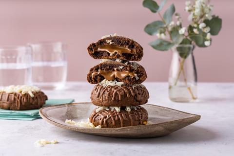 Filled cookies with a caramel centre